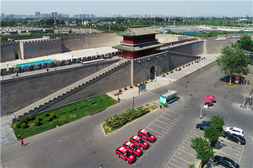 ”沿習(xí)之路“采訪車隊(duì)在正定縣古城南門下的免費(fèi)停車場(chǎng)。-河寧 攝(無(wú)人機(jī)航拍)_副本.jpg