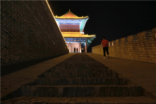 為了保護(hù)文物，消減火災(zāi)隱患，正定縣的旅游點(diǎn)，參觀者必須接受禁帶火種檢查。-河寧 攝.jpg